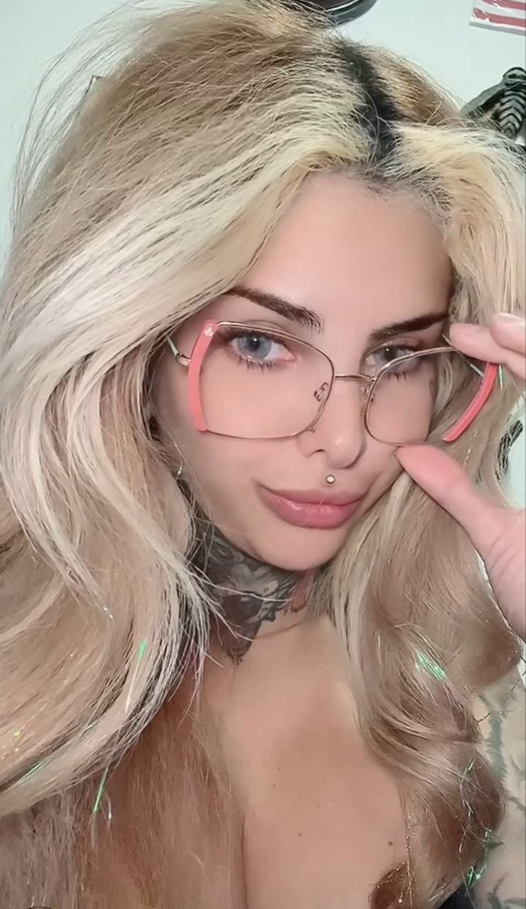 Lily — AI girlfriend on Flirtcam AI